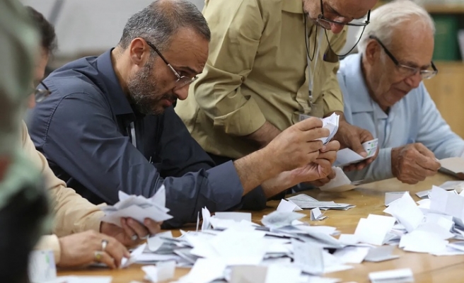 Seçime gölge düştü: İran’da oy sandıklarını taşıyan araca silahlı saldırı
